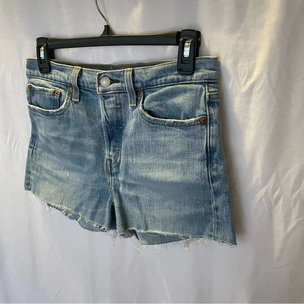 Levi’s Premium Quality Wedgie High Rise Jean Short Button Fly Size 27 Light Wash